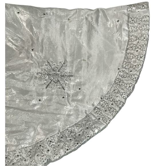 Santas Best Tree Skirt Silver Beautiful Snowflake Detailing Made in India - Picture 3 of 16